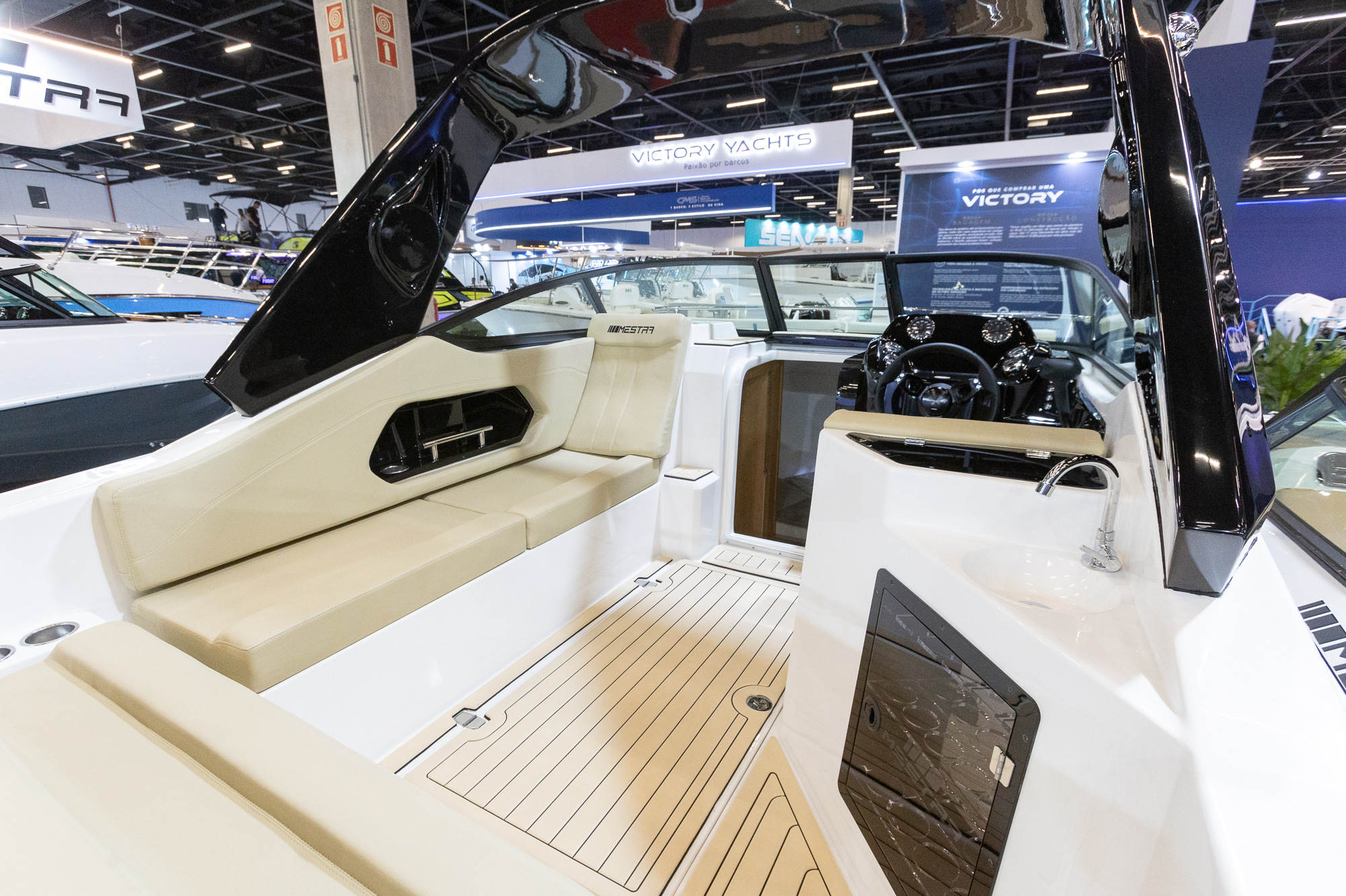 Tour Virtual: Mestra 240 Open e Cabinada